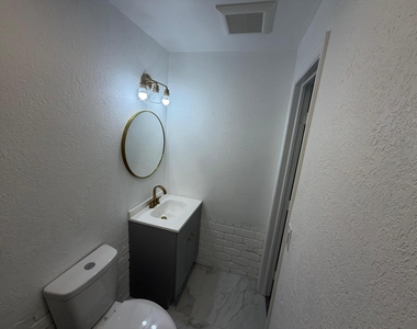 2620 Ne 7th Terrace - Photo Thumbnail 13