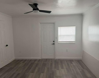2620 Ne 7th Terrace - Photo Thumbnail 3