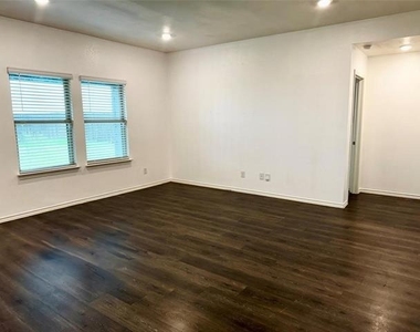 4325 Pyramid Drive - Photo Thumbnail 4