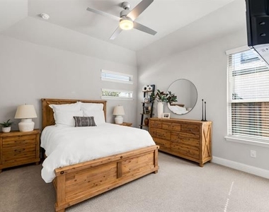 2560 Horsetail Road - Photo Thumbnail 6