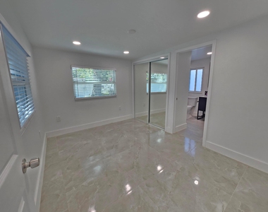 4648 Sw 24th Avenue - Photo Thumbnail 3
