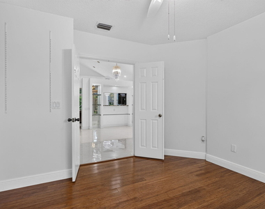 7087 Nw 78th Place - Photo Thumbnail 6