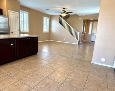 8821 S 40th Drive - Photo Thumbnail 4