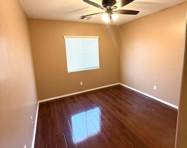 8821 S 40th Drive - Photo Thumbnail 13