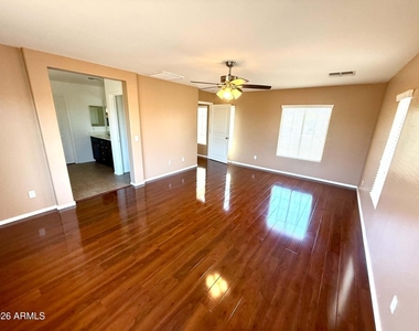 8821 S 40th Drive - Photo Thumbnail 9
