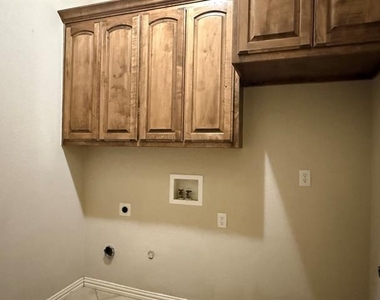 2207 Canterbury Drive - Photo Thumbnail 16