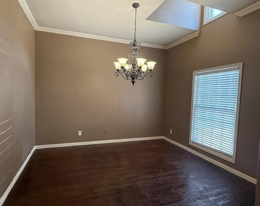 2207 Canterbury Drive - Photo Thumbnail 2