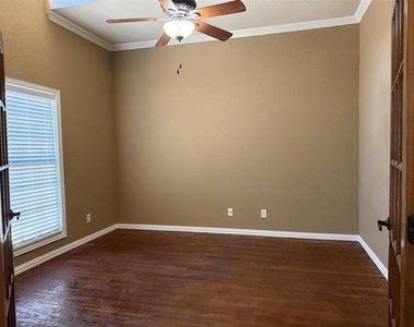 2207 Canterbury Drive - Photo Thumbnail 3