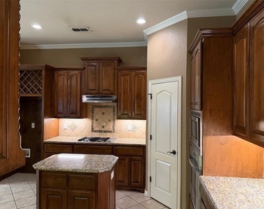 2207 Canterbury Drive - Photo Thumbnail 10