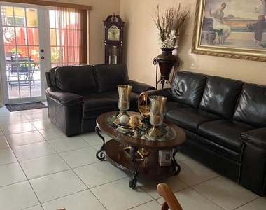 8752 Nw 107th Terrace - Photo Thumbnail 3