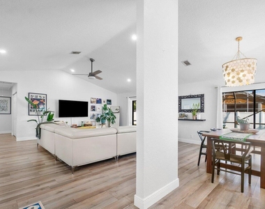 6085 Robinson Street - Photo Thumbnail 15
