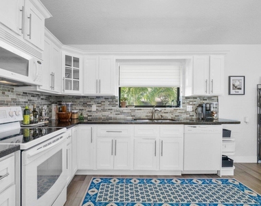 6085 Robinson Street - Photo Thumbnail 8