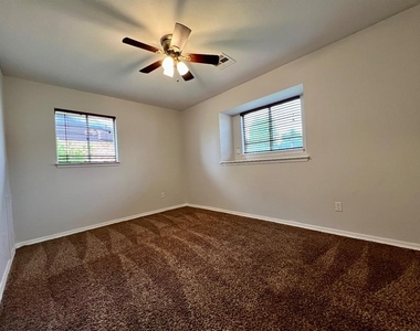 7400 S Drexel Avenue - Photo Thumbnail 9