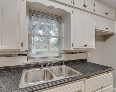 213 W Jacobs Drive - Photo Thumbnail 4