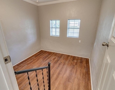 213 W Jacobs Drive - Photo Thumbnail 7