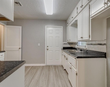 213 W Jacobs Drive - Photo Thumbnail 3