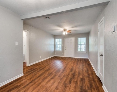 213 W Jacobs Drive - Photo Thumbnail 2
