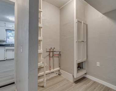 213 W Jacobs Drive - Photo Thumbnail 6