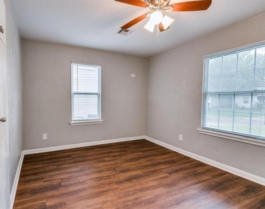 213 W Jacobs Drive - Photo Thumbnail 12