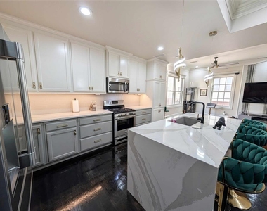 221 N Geary Avenue - Photo Thumbnail 7