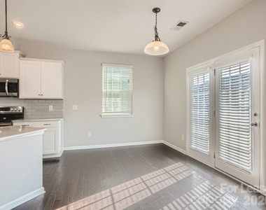 8123 Cornhill Avenue - Photo Thumbnail 11