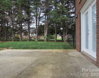 106 Yorkshire Drive - Photo Thumbnail 14