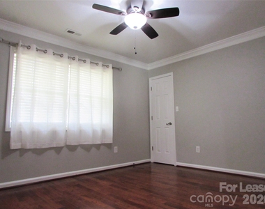 106 Yorkshire Drive - Photo Thumbnail 10
