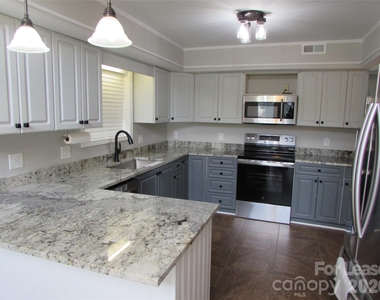 106 Yorkshire Drive - Photo Thumbnail 4