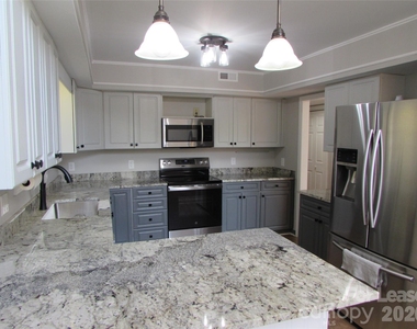 106 Yorkshire Drive - Photo Thumbnail 5