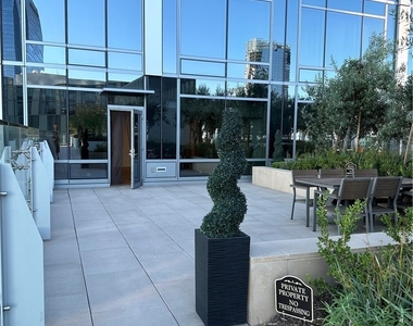 877 Francisco St - Photo Thumbnail 11