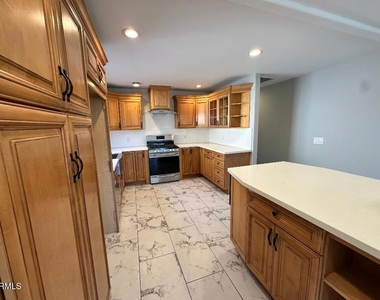 2810 Sherwin Avenue - Photo Thumbnail 2
