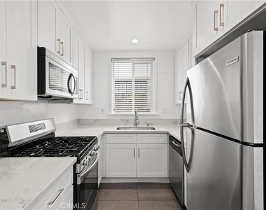 825 N Alfred Street - Photo Thumbnail 2