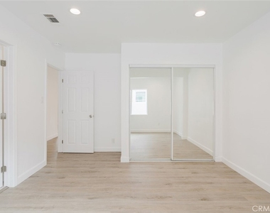 18308 Gresham Street - Photo Thumbnail 20