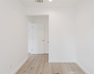 18308 Gresham Street - Photo Thumbnail 17