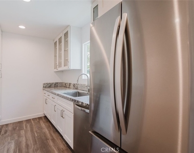 18308 Gresham Street - Photo Thumbnail 12