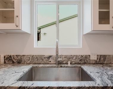 18308 Gresham Street - Photo Thumbnail 14