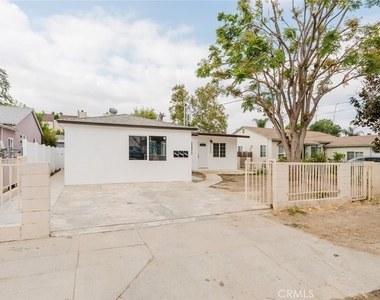 18308 Gresham Street - Photo Thumbnail 4