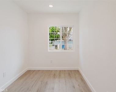 18308 Gresham Street - Photo Thumbnail 22