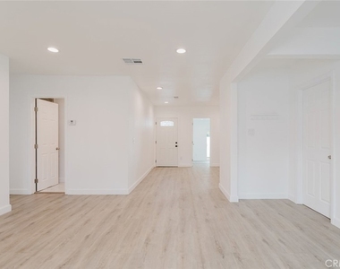 18308 Gresham Street - Photo Thumbnail 9
