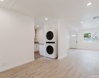 18308 Gresham Street - Photo Thumbnail 29