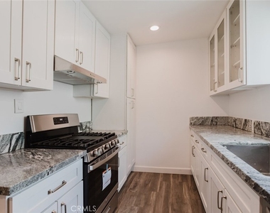 18308 Gresham Street - Photo Thumbnail 15