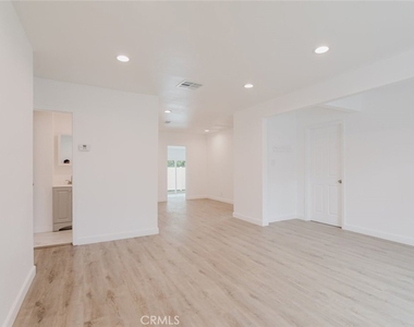 18308 Gresham Street - Photo Thumbnail 10
