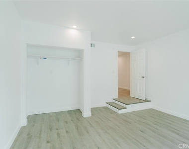 18308 Gresham Street - Photo Thumbnail 23