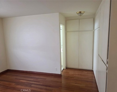 18601 Collins Street - Photo Thumbnail 8