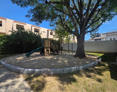 18601 Collins Street - Photo Thumbnail 15