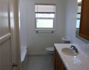 6511 W 87th Place - Photo Thumbnail 7