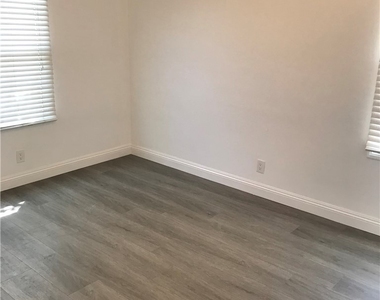 6511 W 87th Place - Photo Thumbnail 10