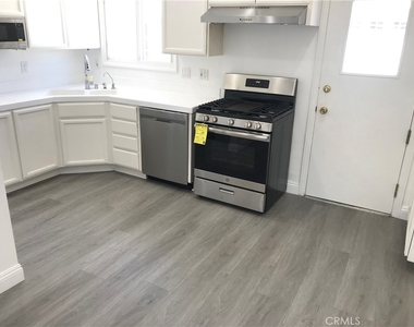 6511 W 87th Place - Photo Thumbnail 4