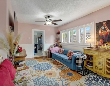 817 1/2 E Palmyra Avenue - Photo Thumbnail 5