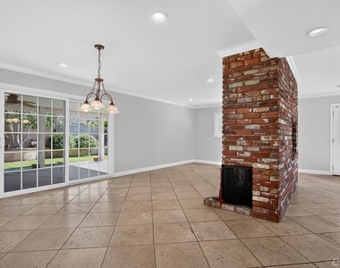 2310 E Monroe - Photo Thumbnail 4